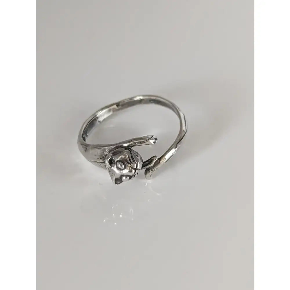 Silver steed jumping cat silver ring in detailed curled design made of shiny silver cat silver ring
