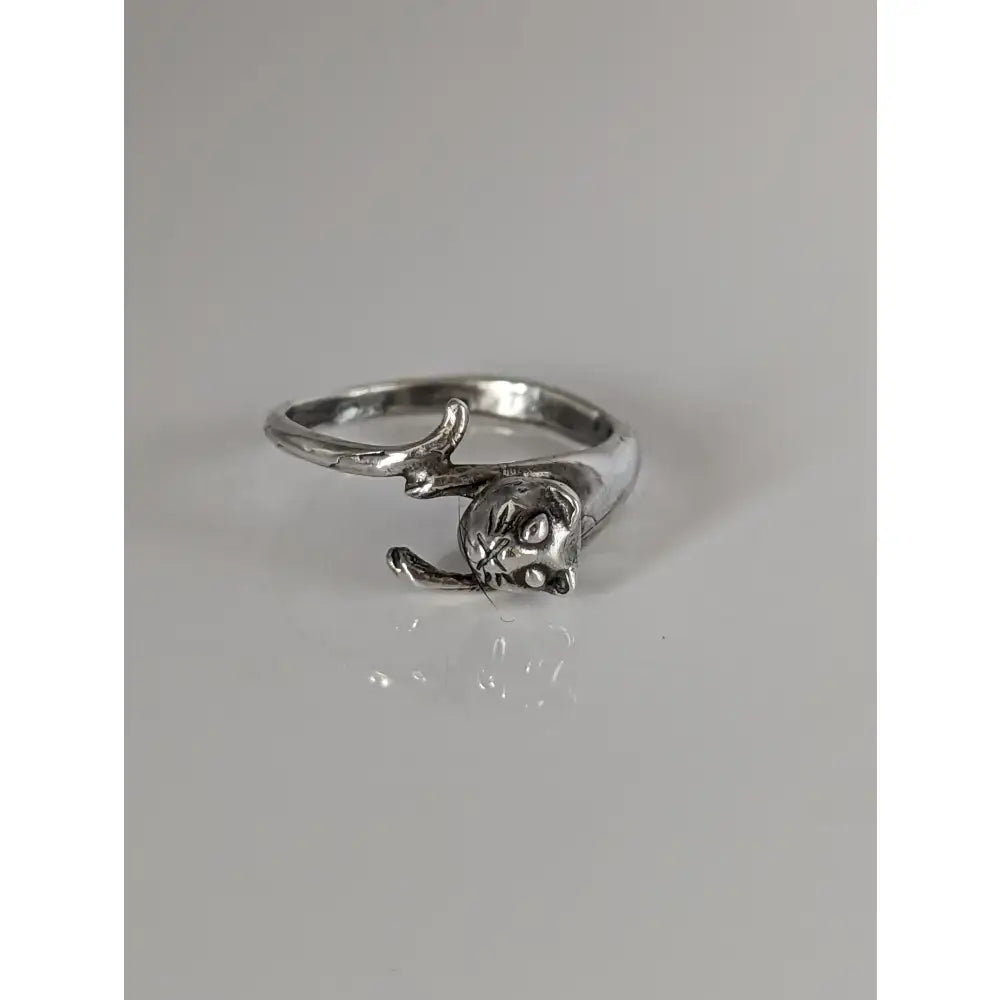 Silver steed jumping cat silver ring with detailed curled design in shiny silver cat silver ring style