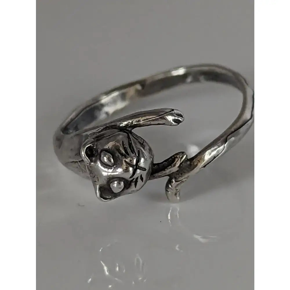 Silver steed jumping cat silver ring with detailed textured silver-toned design and raised eyes and whiskers