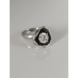 Silver Steed Large Zirconia in a Flower Silver Ring L Rings