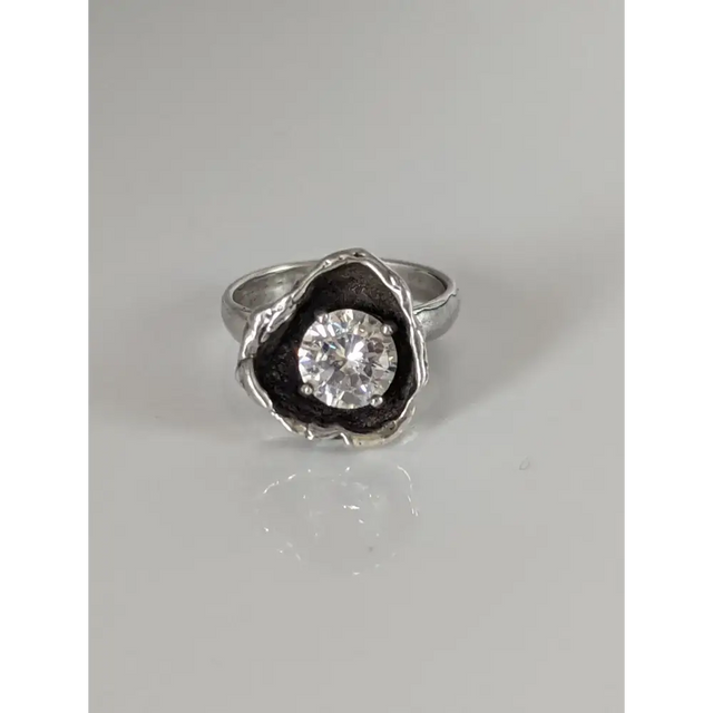 Silver Steed Large Zirconia in a Flower Silver Ring L Rings