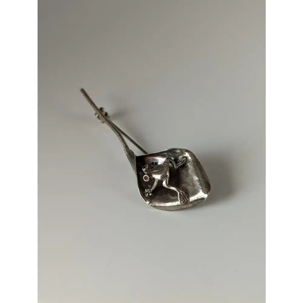 Silver steed leaf frog silver brooch featuring a detailed 3d frog on a textured leaf base in silver metal