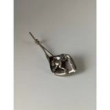 Silver steed leaf frog silver brooch featuring a detailed 3d frog on a textured leaf base in silver metal