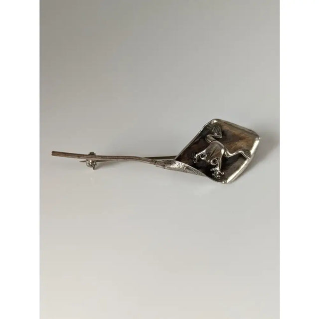 Silver steed leaf frog silver brooch with detailed 3d frog design on textured leaf-shaped silver backing