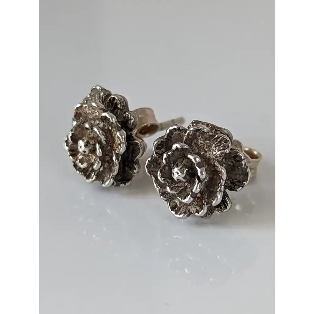 Silver steed marigold stud earrings featuring silver rose-shaped petals with intricate texture and polished finish