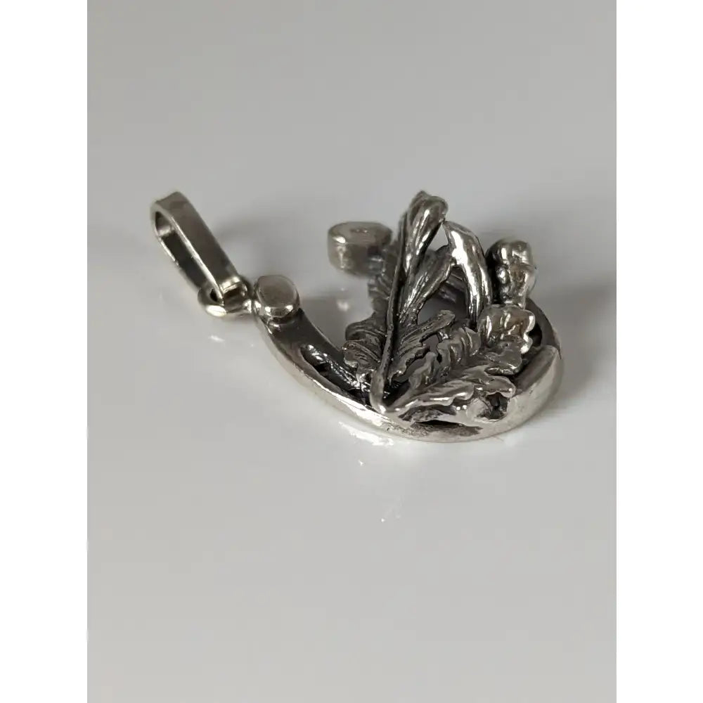 Silver steed oak horseshoe silver pendant with intricate detailing and polished metallic finish silver pendant