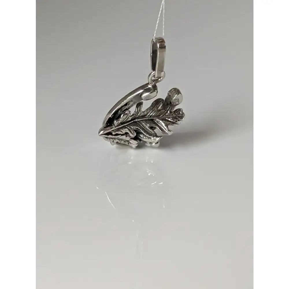 Silver steed oak horseshoe silver pendant with polished metallic finish and intricate leaf-shaped detailing