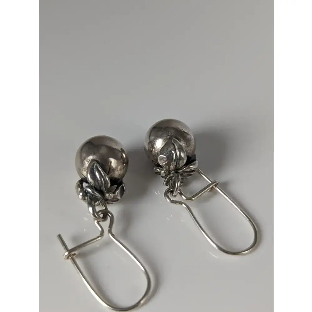 Silver steed oranges dropped earrings silver skull shape with hammered finish and delicate chain handcrafted silver