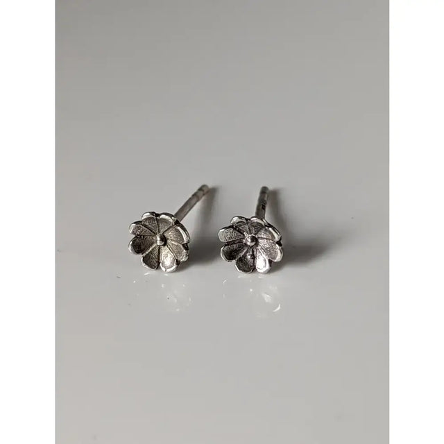Silver steed pansy stud earrings with dainty pansy motifs and a polished silver flower-shaped design