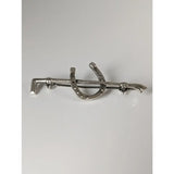 Silver steed shoe stock tie pin and cane silver brooch shaped like a horseshoe crossed with a sword
