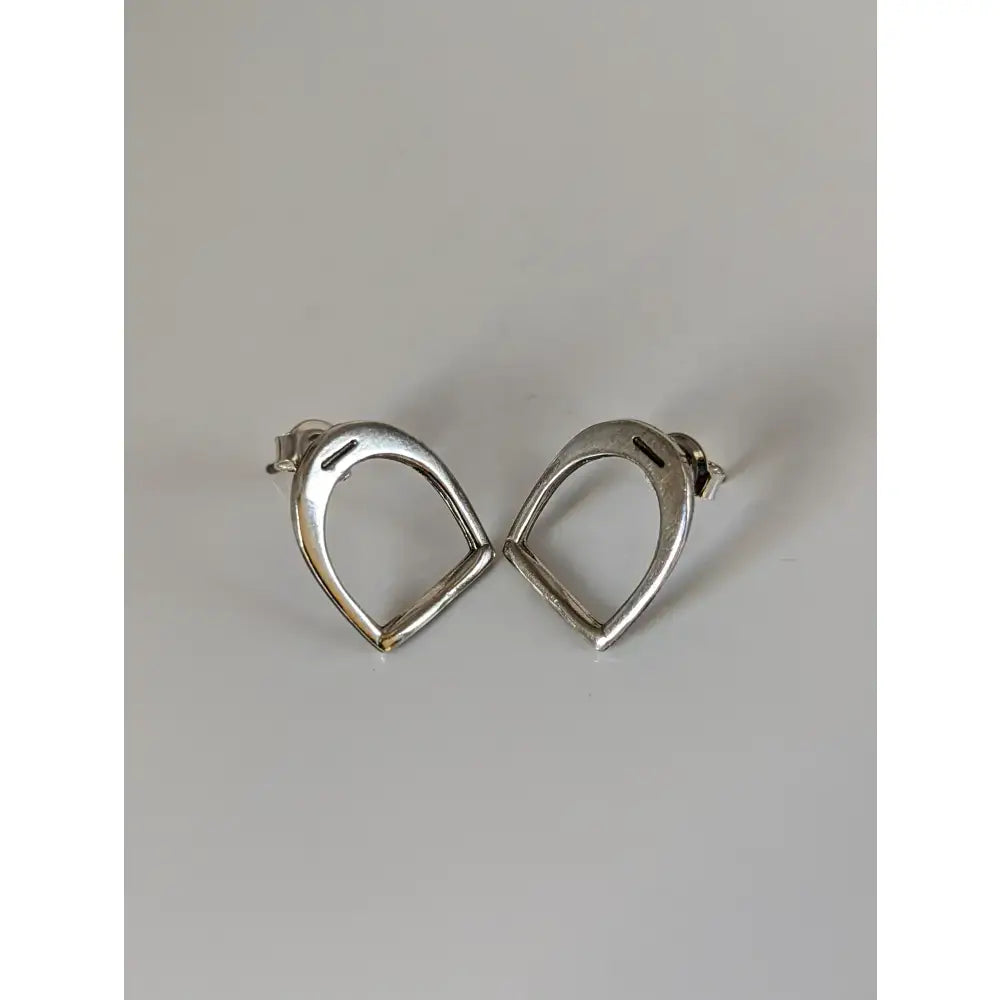 Silver steed stirrup stud earrings in sterling silver with a minimalist silver horse shoe design