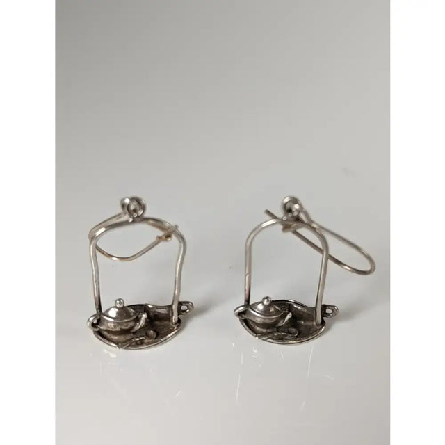 Silver steed swinging tea set dropped earrings with silver wire frames and miniature teapots for charming style