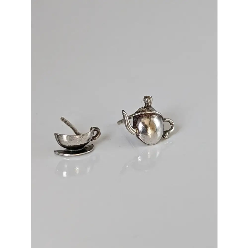 Silver steed tea set stud earrings featuring a detailed silver teapot and cup design in sterling silver
