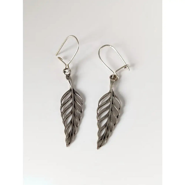 Silver steed tropical leaf dropped earrings with silver leaf shape and intricate veining details in dangle style
