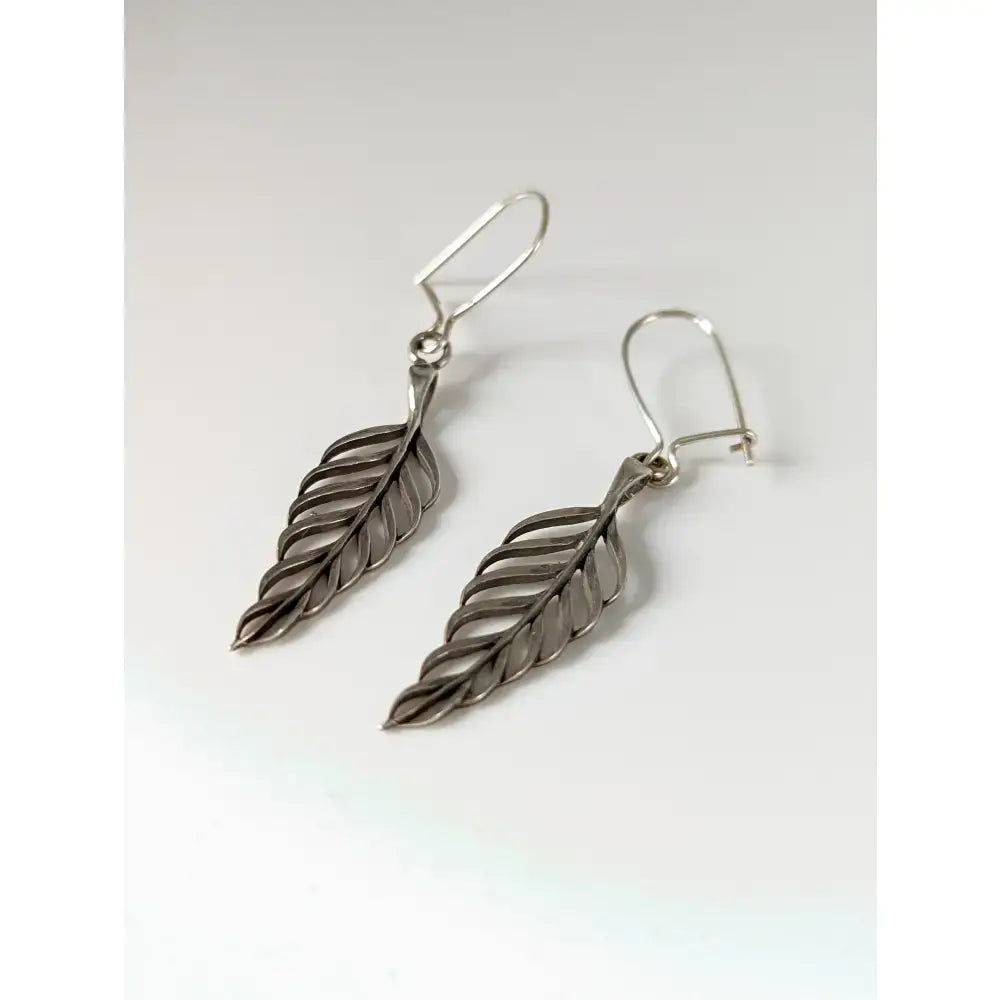 Silver steed tropical silver leaf dropped earrings with intricate veining details in a dangle style