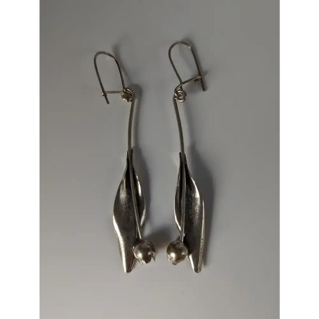 Silver Steed Tulip Dangling Earrings Earrings