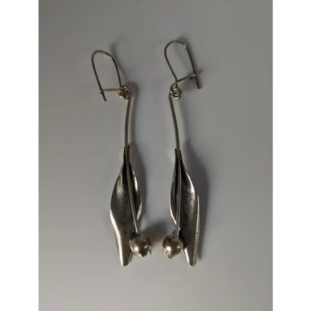 Silver steed tulip dangling earrings featuring silver leaf shapes with polished premium sterling silver and spherical accents
