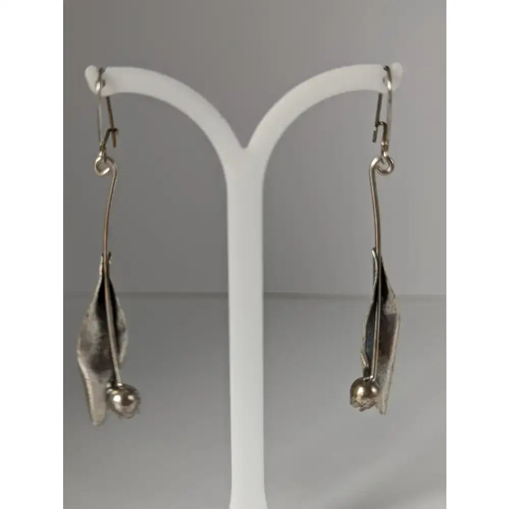 Silver steed tulip silver leaf-shaped tulip dangling earrings with polished finish and small spherical accents
