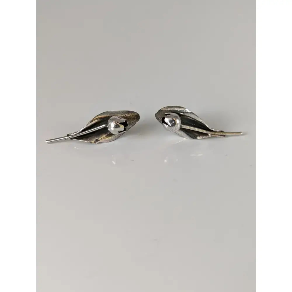 Silver steed tulip stud earrings with silver leaf shape polished finish and round central accent in metallic style