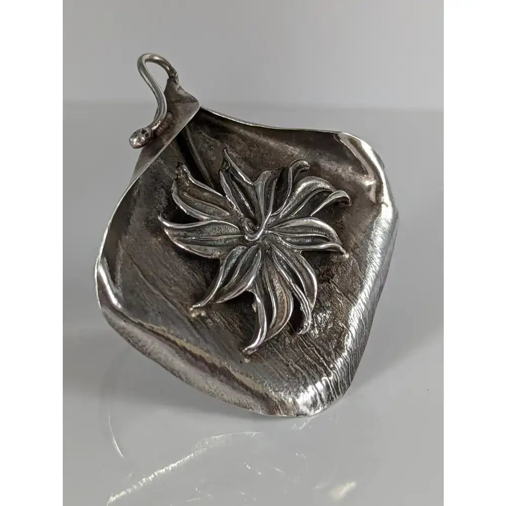 Silver steed unique silver leaf pendant with raised starburst design and textured surface in extravagant leaf rings style
