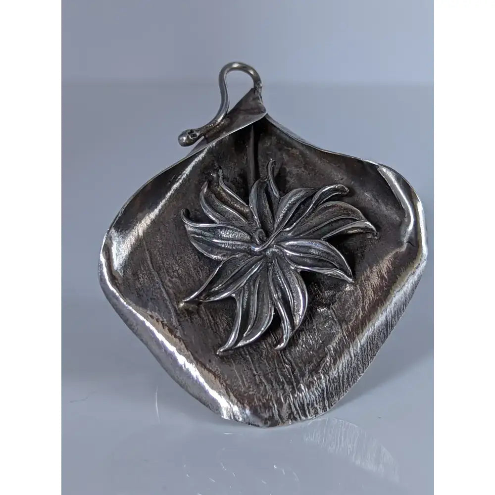 Silver steed unique silver leaf-shaped pendant with raised starburst design perfect for extravagant leaf rings lovers