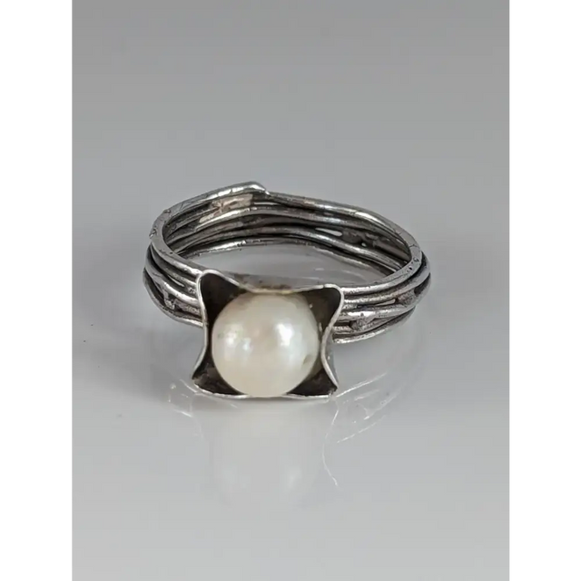 Silver Steed Wired Ring with Pearl M Rings