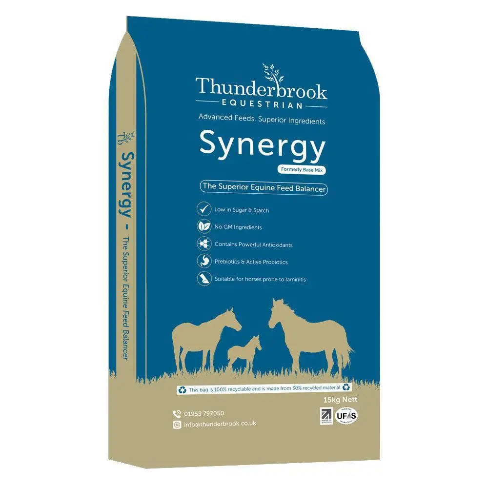 Thunderbrook synergy 15 kg natural vitamin horse feed bag in blue and beige with gold horse silhouettes for equestrian use
