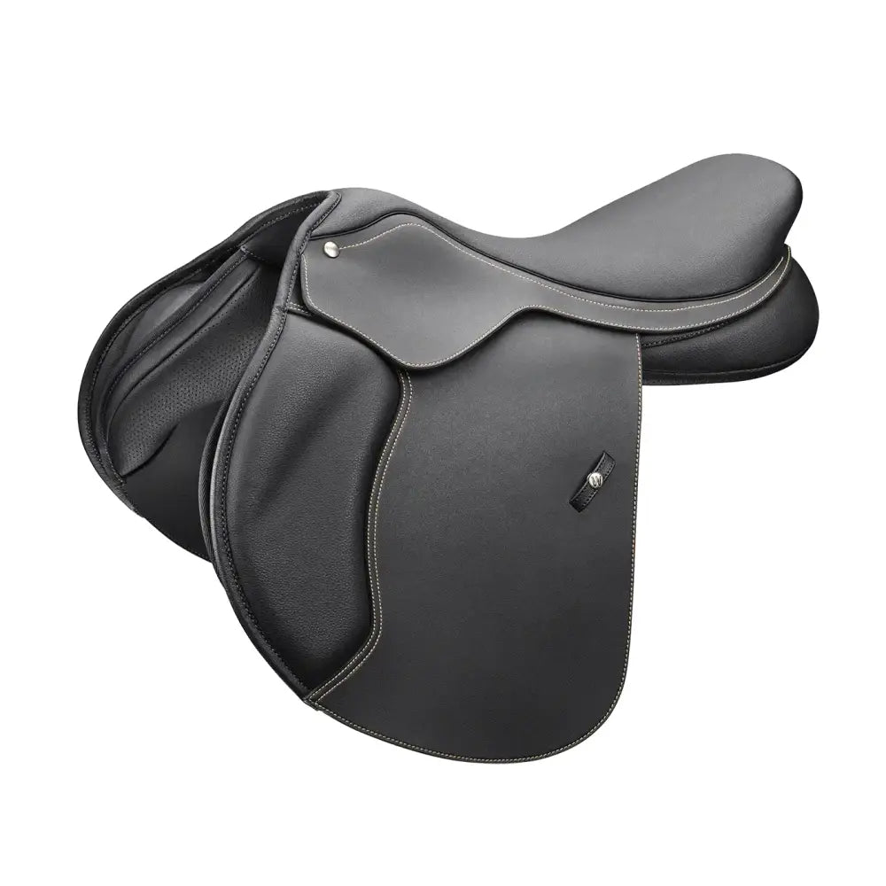 Black leather wintec 500 close contact saddle with subtle stitching stirrup keeper for complete freedom and feel confident